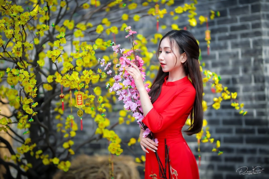 tạo dáng chụp ảnh áo dài tết